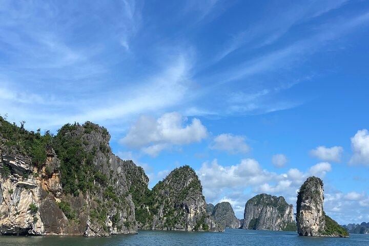 Halong Bay Shore Excursion – 5 Hours Cruise with Lunch