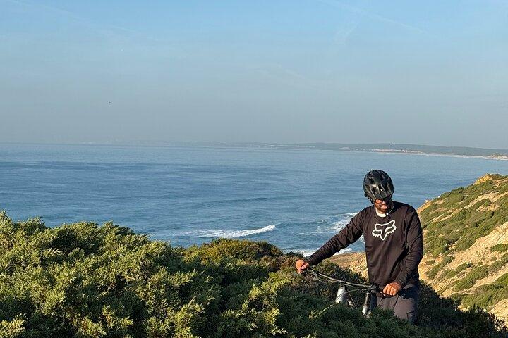 From Lisbon Premium E-Bike Tour in Sesimbra with Regional Picnic