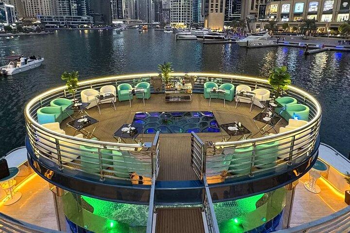 Dubai Marina Yacht Cruise with Dinner, Drinks and Entertainment