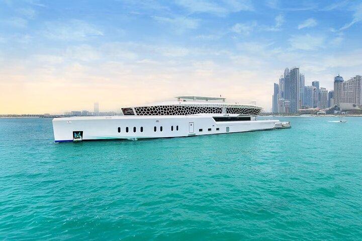 Dubai Marina Yacht Cruise with Dinner, Drinks and Entertainment