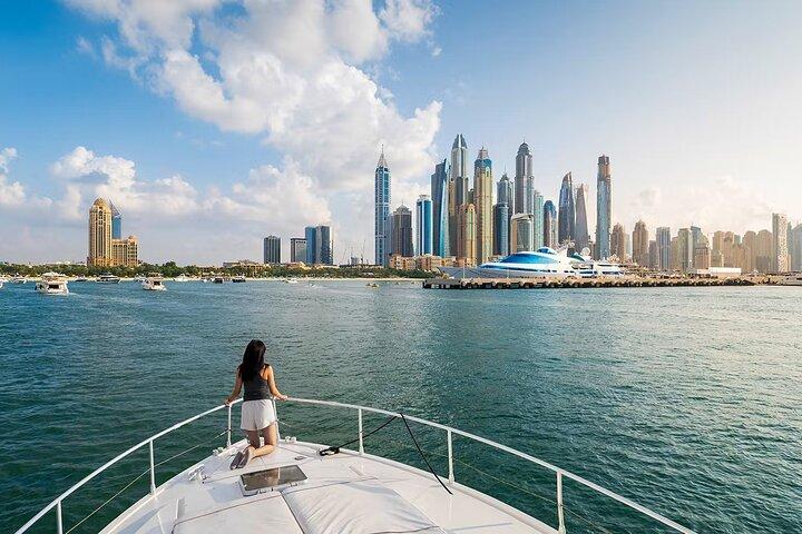 Dubai Marina Yacht Cruise with Dinner, Drinks and Entertainment