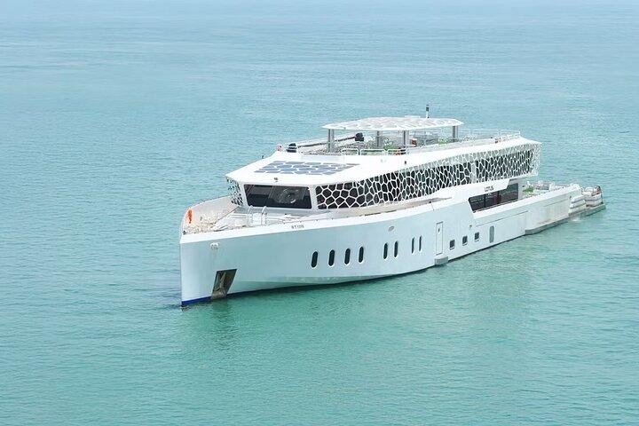 Dubai Marina Yacht Cruise with Dinner, Drinks and Entertainment