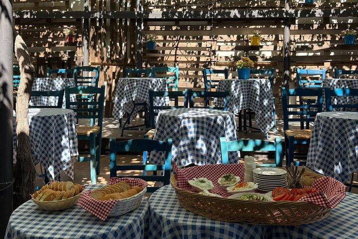 Santorini: Break Plates Show & Fira Walking Tour