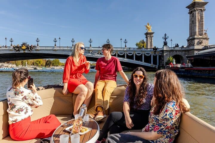 2-6 pax Private River Boat Tour in Paris with Rosé and Macarons
