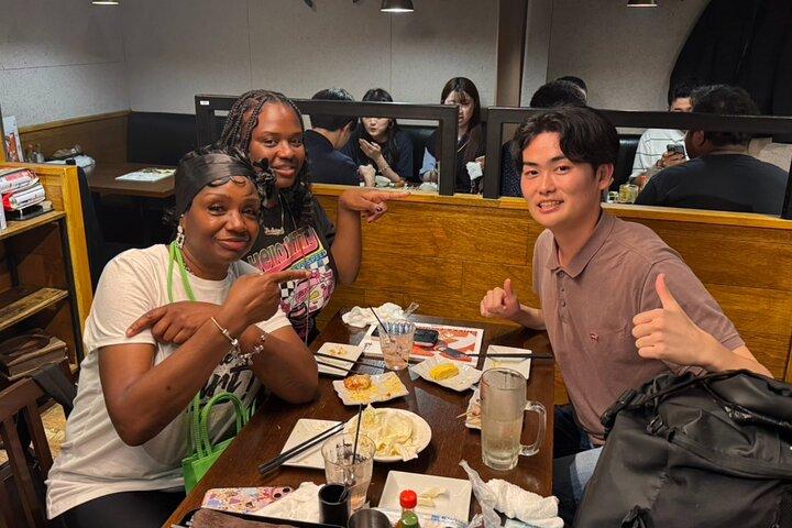 Tokyo: Shinjuku Bar Crawl Tour -3 Drinks & Local foods-