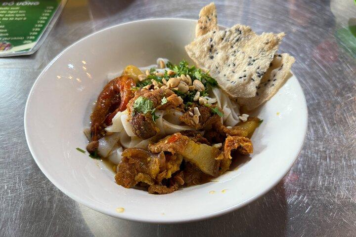 Da Nang Authentic Food and Hidden Gem Sightseeing Tour by Scooter
