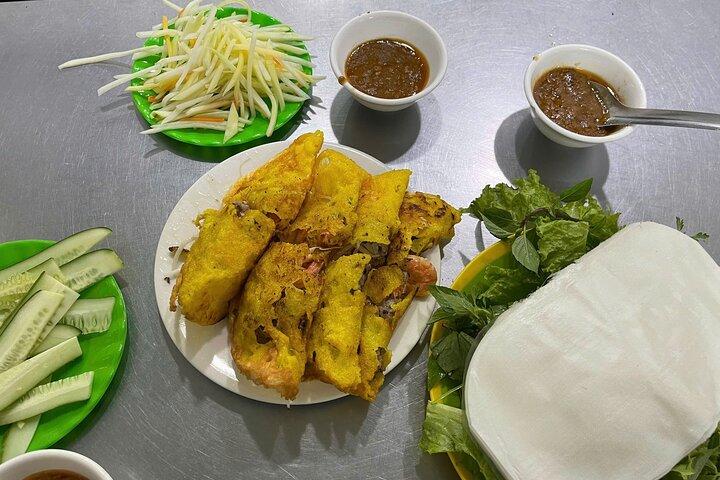 Da Nang Authentic Food and Hidden Gem Sightseeing Tour by Scooter