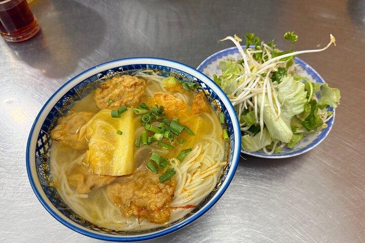 Da Nang Authentic Food and Hidden Gem Sightseeing Tour by Scooter