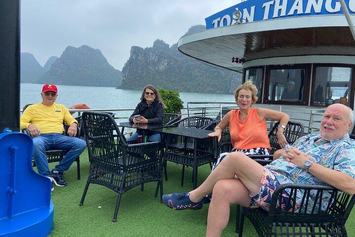 Halong Bay Shore Excursion – 5 Hours Cruise with Lunch