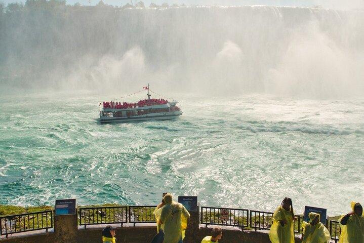 Guided Day in Niagara Falls from Toronto with Boat Ride Option