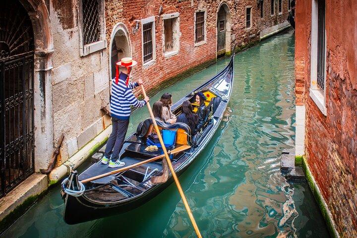 Venice Gondola Ride: 30-Minute Classic Canal Experience