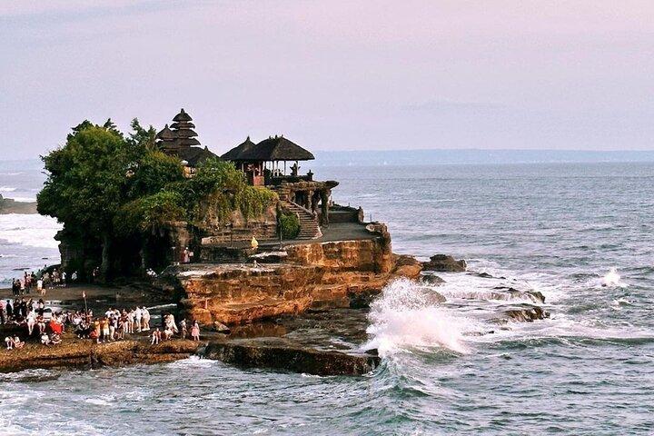 Ulundanu Bratan Temple, Rice Terrace and Tanah Lot Sunset Tour
