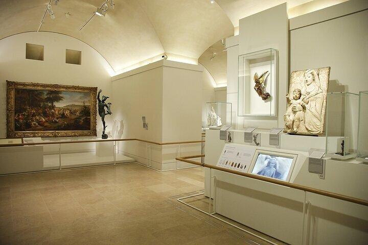 Mona Lisa and Venus de Milo Access with Host in Louvre Museum