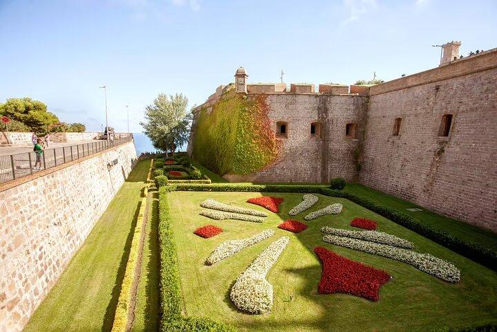 Montjuïc Castle & Gothic Quarter Tour with Cable Car Experience