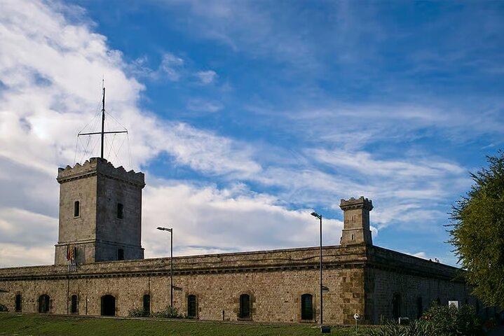 Montjuïc Castle & Gothic Quarter Tour with Cable Car Experience
