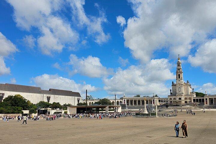 Faith and Heritage: Fátima, Batalha, Nazaré, Óbidos from Lisbon