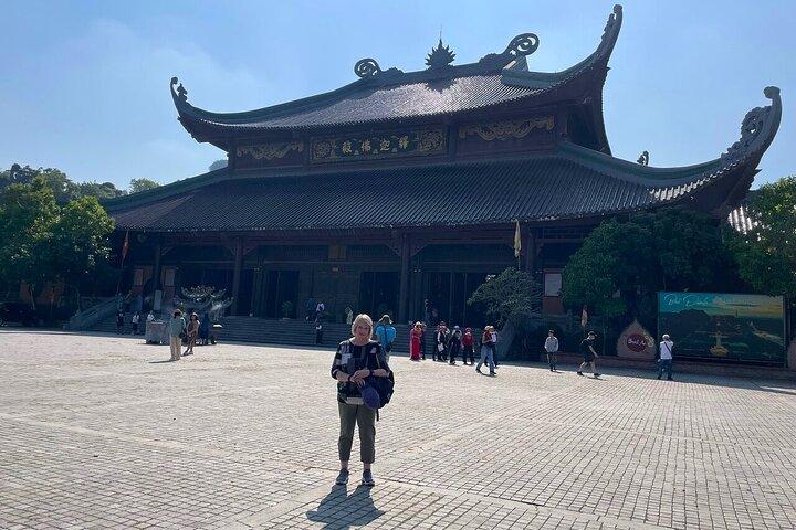 Hanoi: Premium Tour to Bai Dinh Pagoda, Scenic Trang An Boat Trip