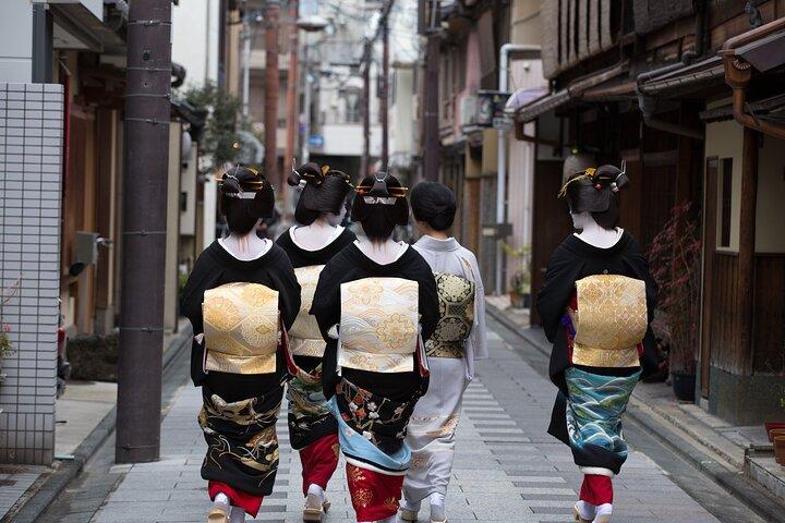 Kyoto Gion Small-Group Cultural Walk: Geisha Traditions Explained