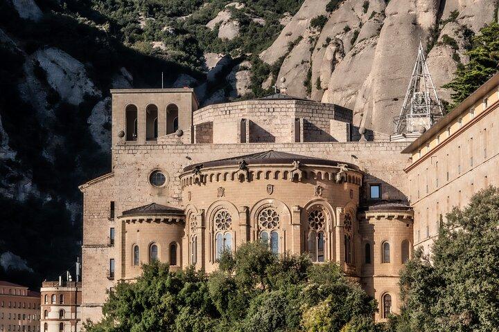 Montserrat Small Group Tour: Basilica & Moreneta with Transfer