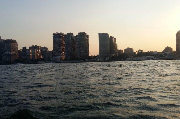Private Guided Day Tour: Giza Pyramids, Egyptian Museum and Nile Dinner Cruise