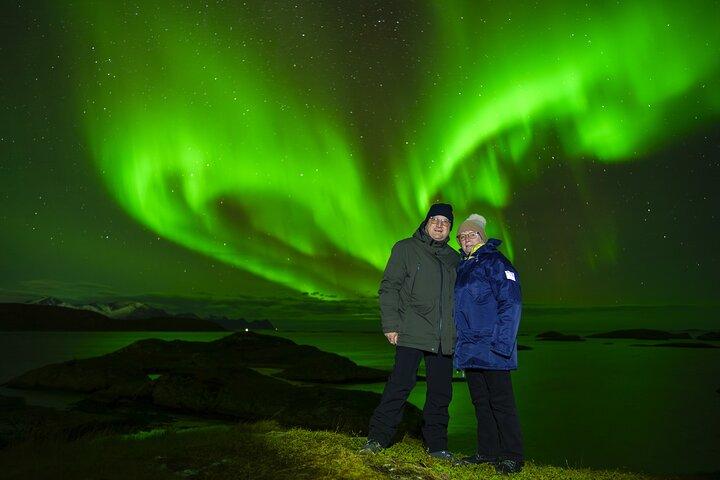 Tromsø: Northern Lights Minibus Tour with Expert Guides