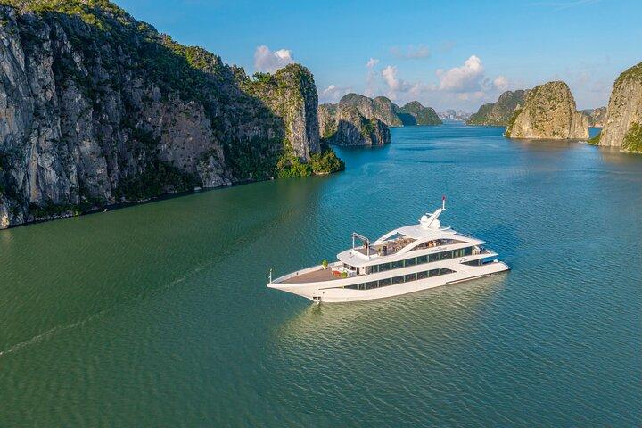 The Best of Halong Bay: 5-Star Leona Day Cruise from Hanoi