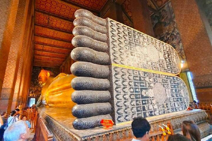 Grand Palace & Temples of Bangkok with experienced guide