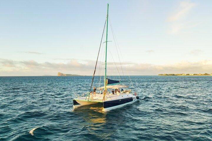 Mauritius Sunset Catamaran Cruise – Open Bar & Snacks