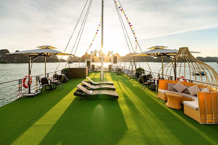 Hanoi to Ha Long Bay: Luxury Otis Day Cruise with Limousine