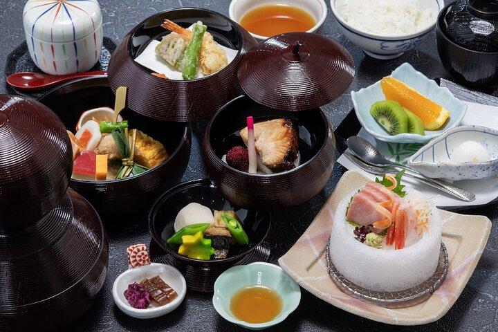 Mt. Fuji, Oishi Park & Arakurayama Pagoda Bus Tour with Lunch