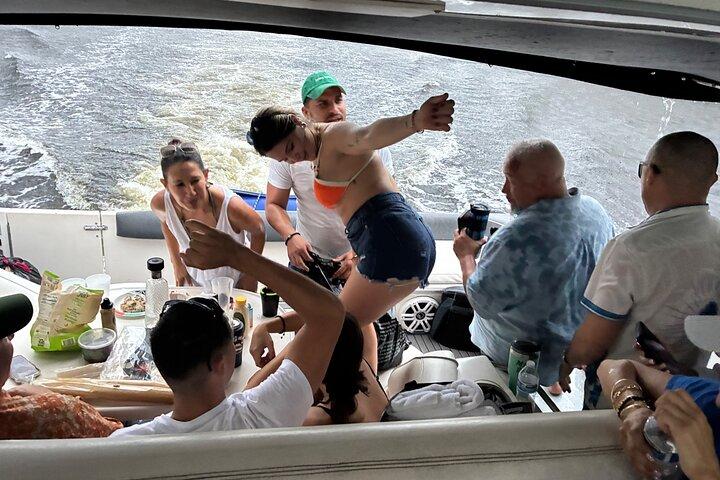 Private Yacht Charter in Miami Sea Ray 500 Sundancer