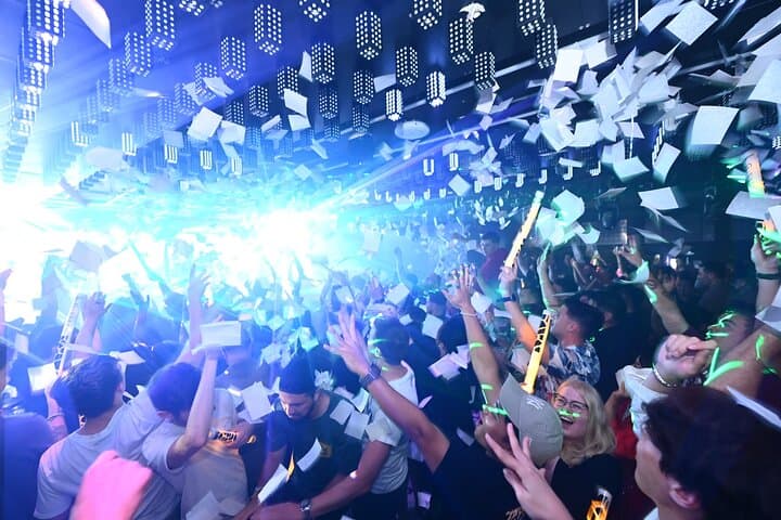 Osaka Dotonbori: Giraffe Nightclub VIP Package(For Foreign)