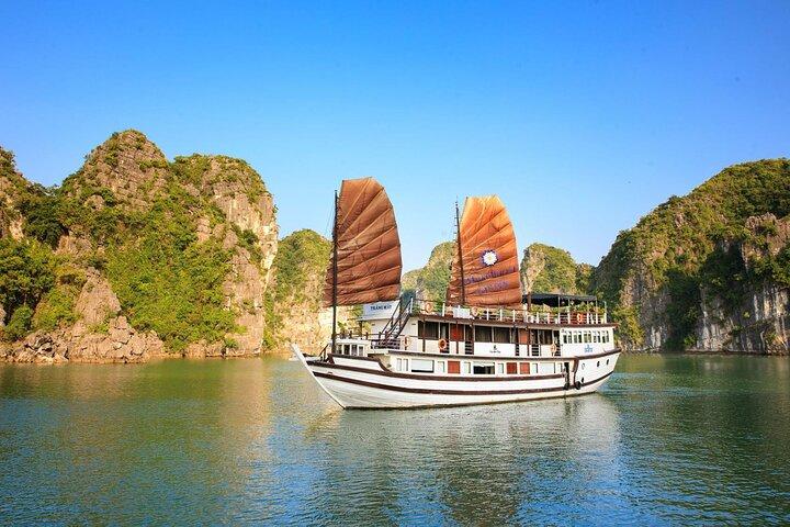 Hanoi: 2-Day Cruise Journey in Tranquil Beauty of Bai Tu Long Bay