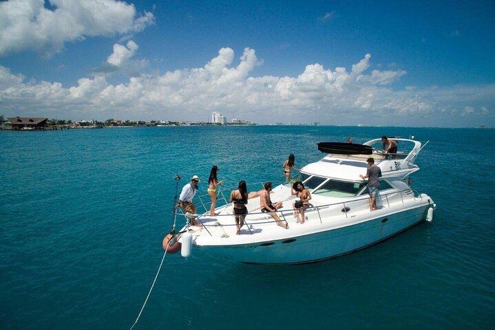 "Live the Luxury Life: Rent Your Own Yacht in Cancun!"