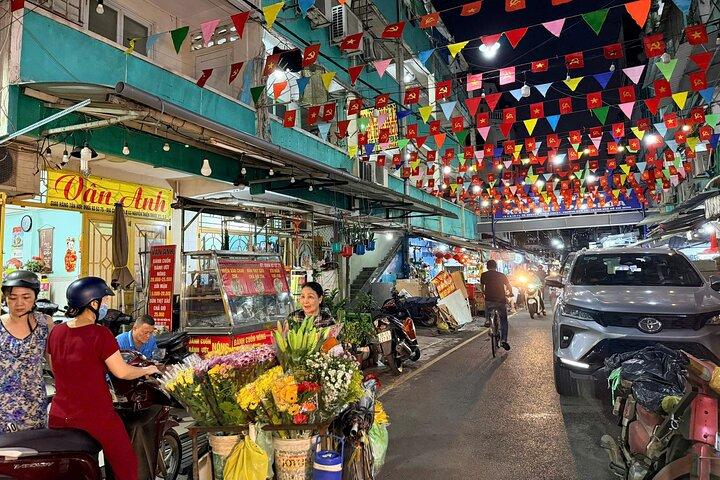 Ho Chi Minh City: Local Food Tour by Scooter with Vegan Option