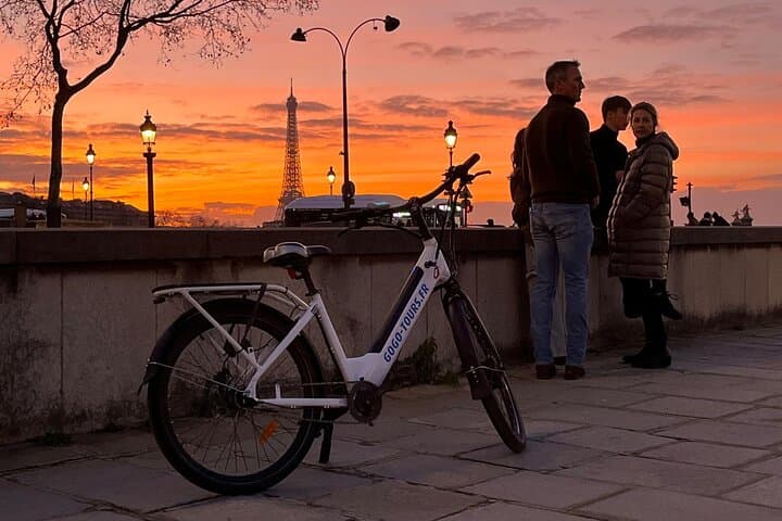 Paris: Small Group Highlights E-Bike Guided Tour