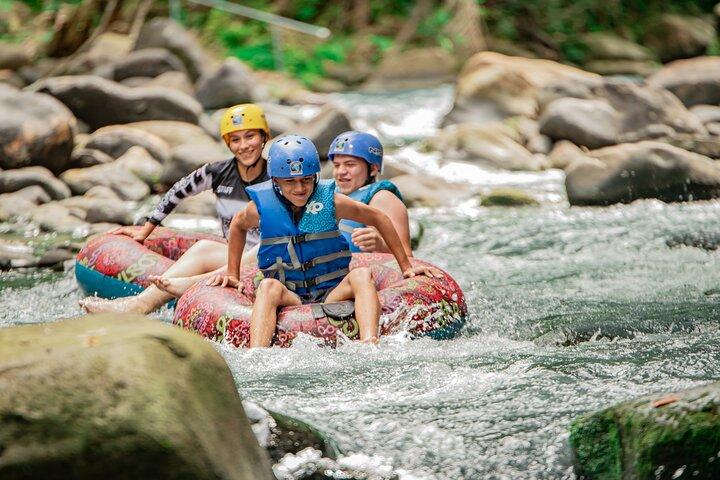 La Fortuna: Rio Celeste Waterfall, Tubing & Lunch Tour