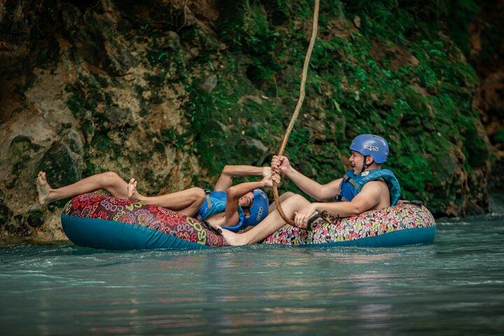 La Fortuna: Rio Celeste Waterfall, Tubing & Lunch Tour
