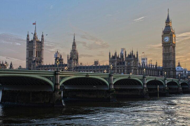 Best of London: Guard Change & River Thames with optional Tower