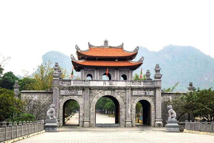 Ninh Binh Deluxe Day Tour (Hoa Lu, Tam Coc & Mua Cave)