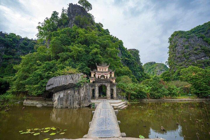 Ninh Binh Deluxe Day Tour (Hoa Lu, Tam Coc & Mua Cave)