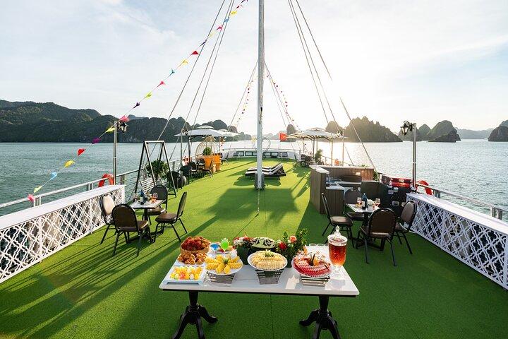 Hanoi: 5-Star Luxury Ha Long Bay Day Cruise, Lunch & Limousine