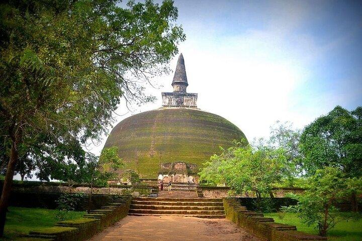 Anuradhapura: Private Tuk Tuk Tour – Temples & Hidden Ruins
