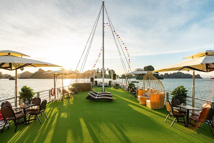 Hanoi: 5-Star Otis Premium Ha Long Bay Day Cruise & Limousine