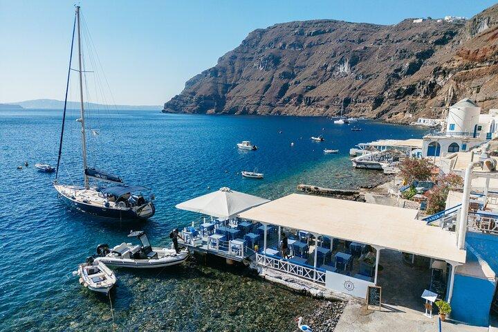 Santorini: Private Sailing Yacht Cruise with Meal and Drinks