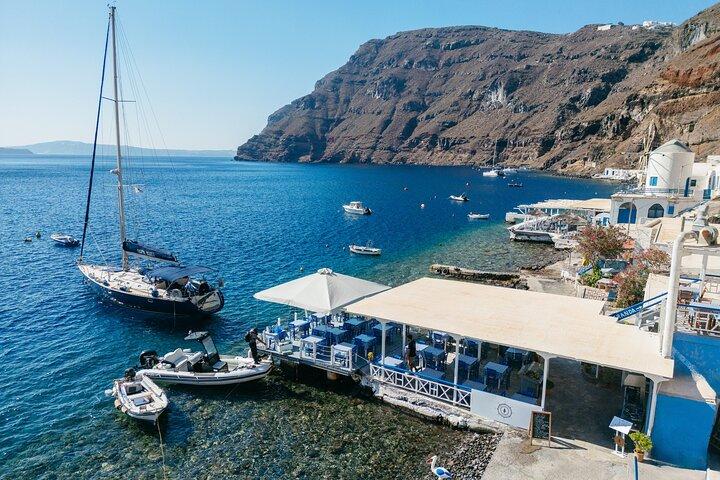 Santorini Oia: Small Group Sunset Cruise with BBQ Fish & Drinks
