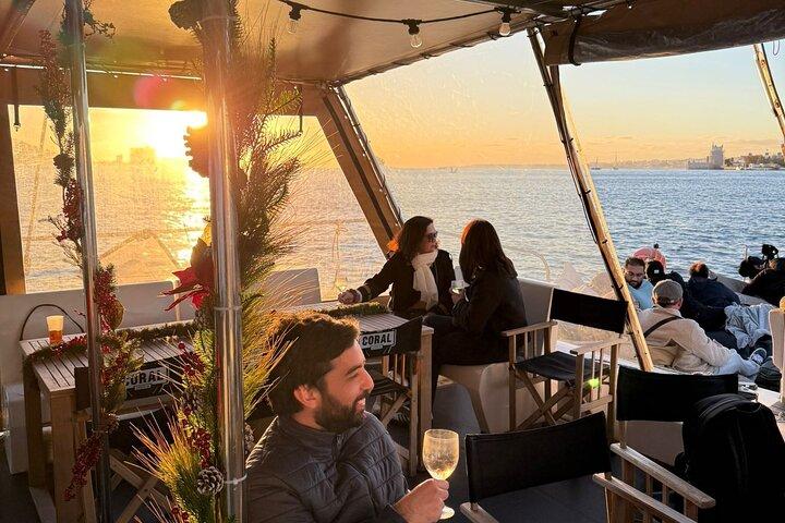 Lisbon : Boat tour at sunset at Catamaran c/ 1 drink