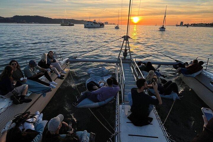Lisbon : Boat tour at sunset at Catamaran c/ 1 drink