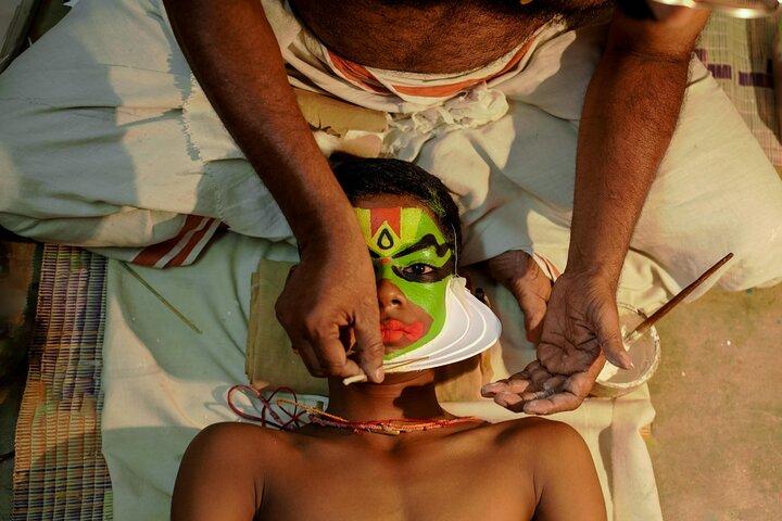Kochi: Kathakali, Theyyam & Kalaripayattu Show with Transfers