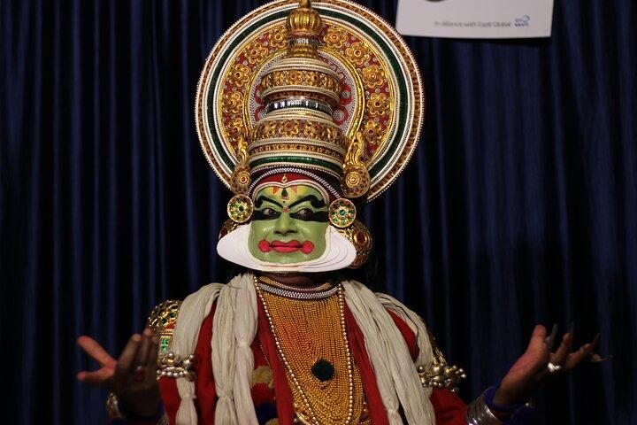 Kochi: Kathakali, Theyyam & Kalaripayattu Show with Transfers